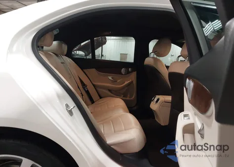 2015 Mercedes-Benz C 300 4Matic z USA, uszkodzony, nr VIN 55SWF4KB8FU086388